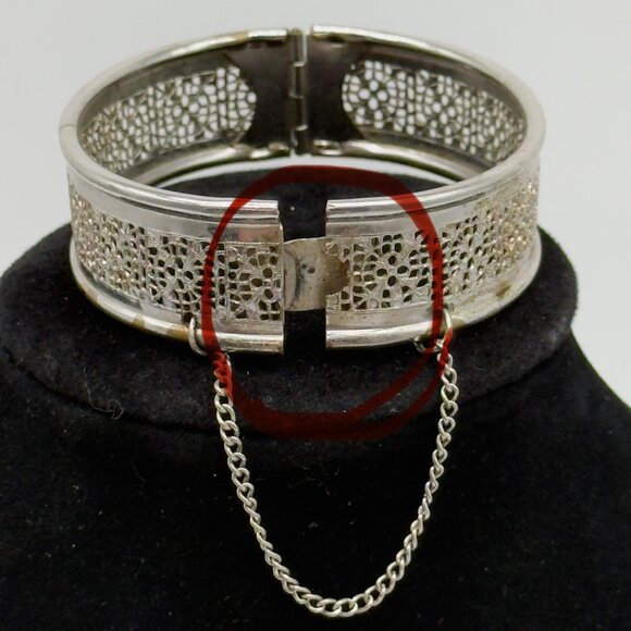 Vintage Silver Tone Filigree Hinged Bangle Bracelet With Safety Chain **NOTE** - Picture 6 of 14